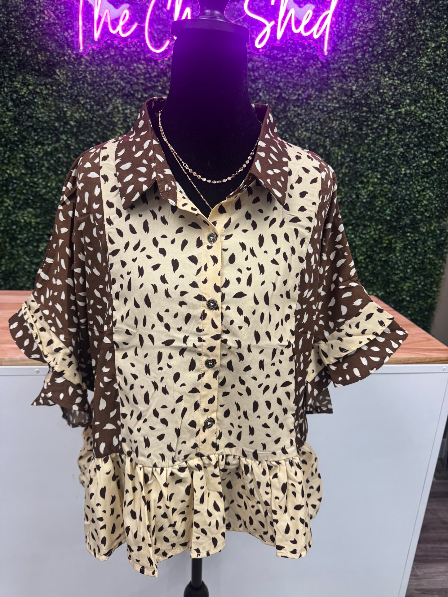 Mocha mix top with ruffles and contrasting colors